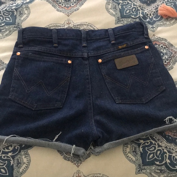 High-waisted Wrangler Cut Off Shorts - Picture 3 of 6